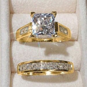 NEW Elegant Gold and CZ Diamond Women's Wedding Ring Set, Size 5